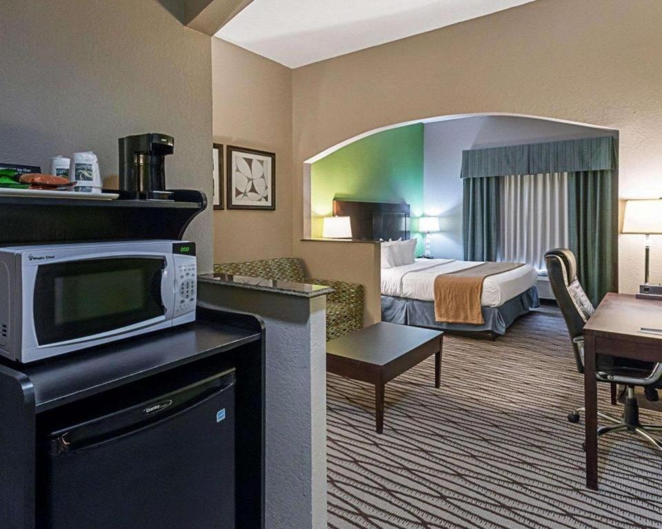 Quality Suites Sulphur Esterno foto