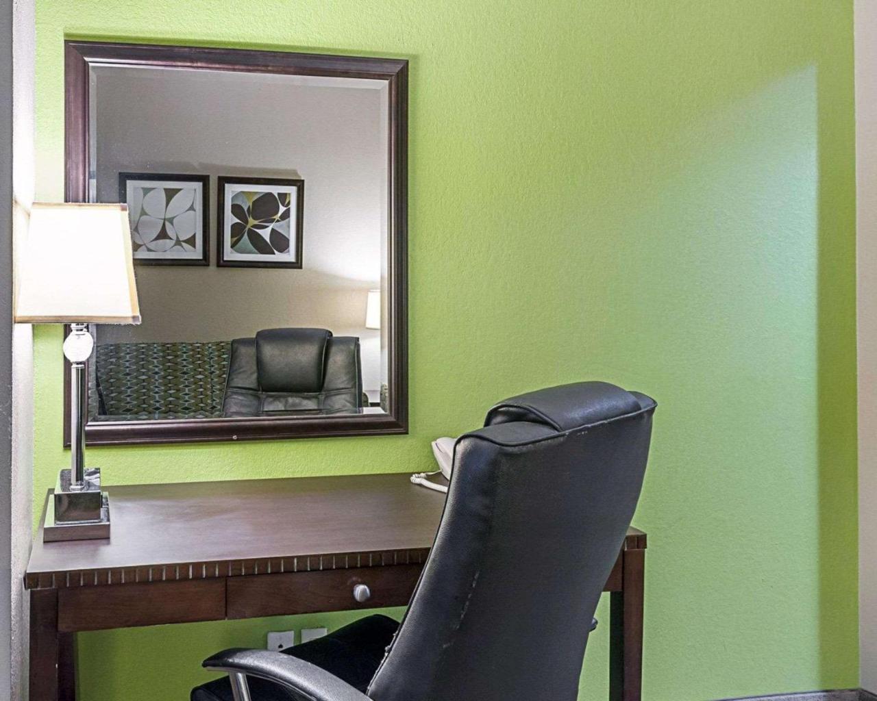Quality Suites Sulphur Esterno foto
